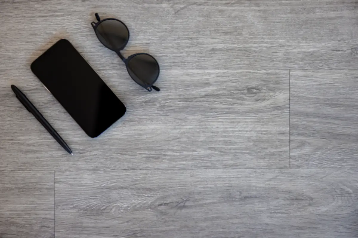 Scrivania in legno chiaro con il telefono usato dalla redazione per le prove